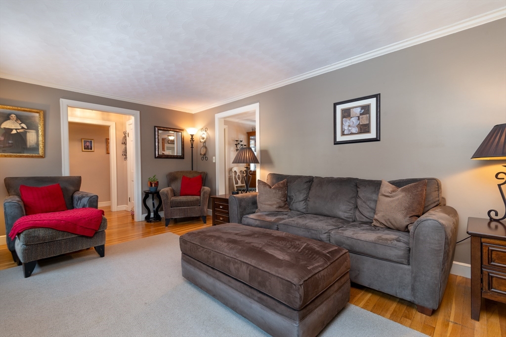 79 Hunnewell Street Needham, MA 02494 - Photo 5 of 30 Gallery Image 5