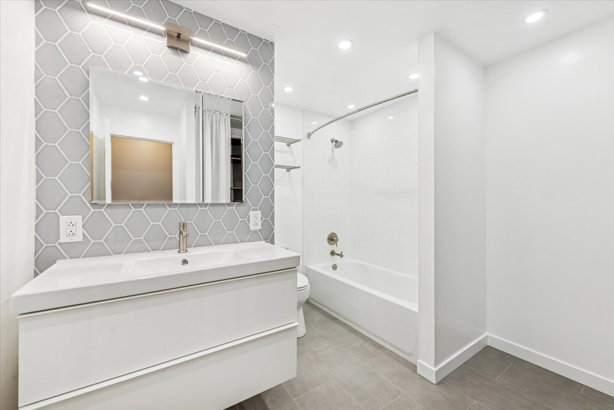 4170 North Marine Drive, Unit 14H Chicago, IL 60613 - Photo 9 of 18