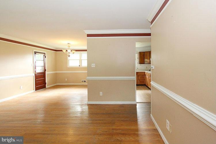 9002 Oxon Hill Road Fort Washington, MD 20744 - Photo 6 of 30 Living Room