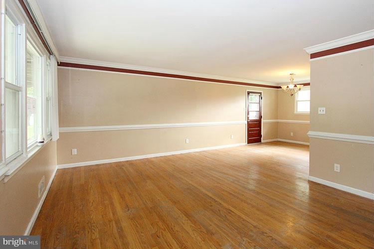9002 Oxon Hill Road Fort Washington, MD 20744 - Photo 7 of 30 Living Room