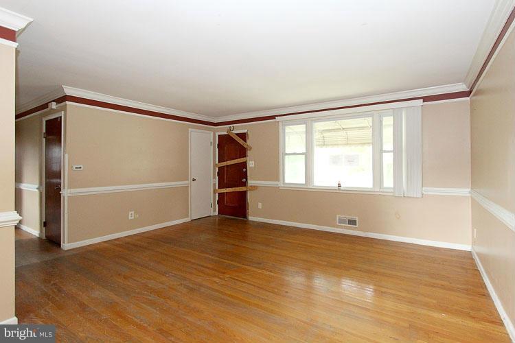 9002 Oxon Hill Road Fort Washington, MD 20744 - Photo 9 of 30 Living Room