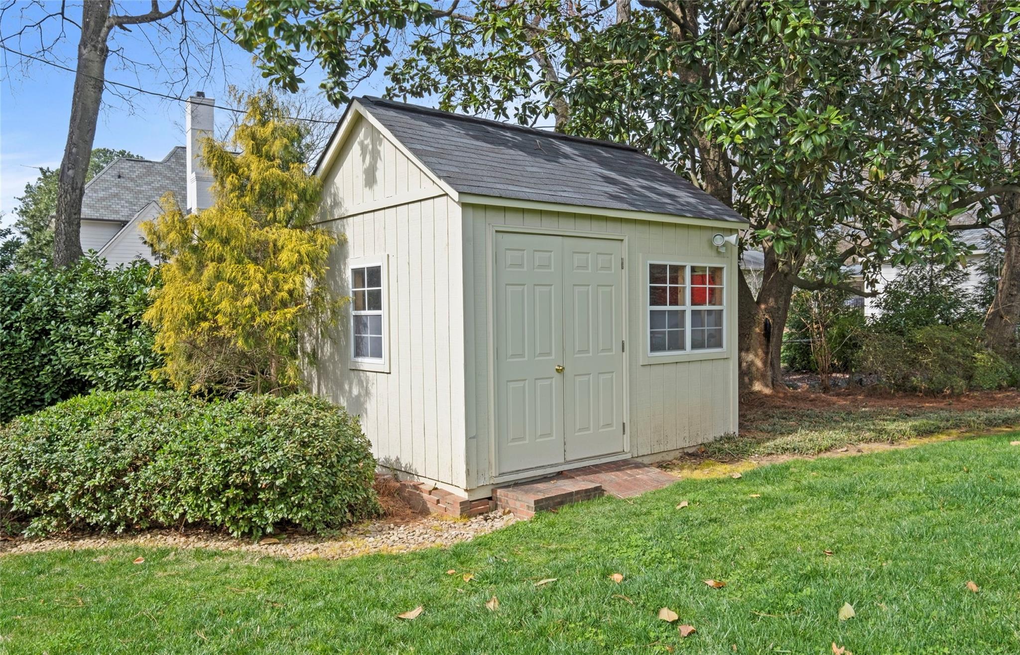 3136 Clarendon Road Charlotte, NC 28211 - Photo 44 of 47 a view of backyard with potted plants and large tree