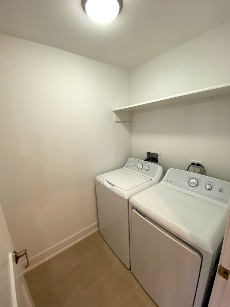 3203 North Ridgeway Avenue, Unit 2B Chicago, IL 60618 - Photo 12 of 15 a utility room with dryer and washer