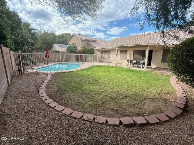 a view of a backyard