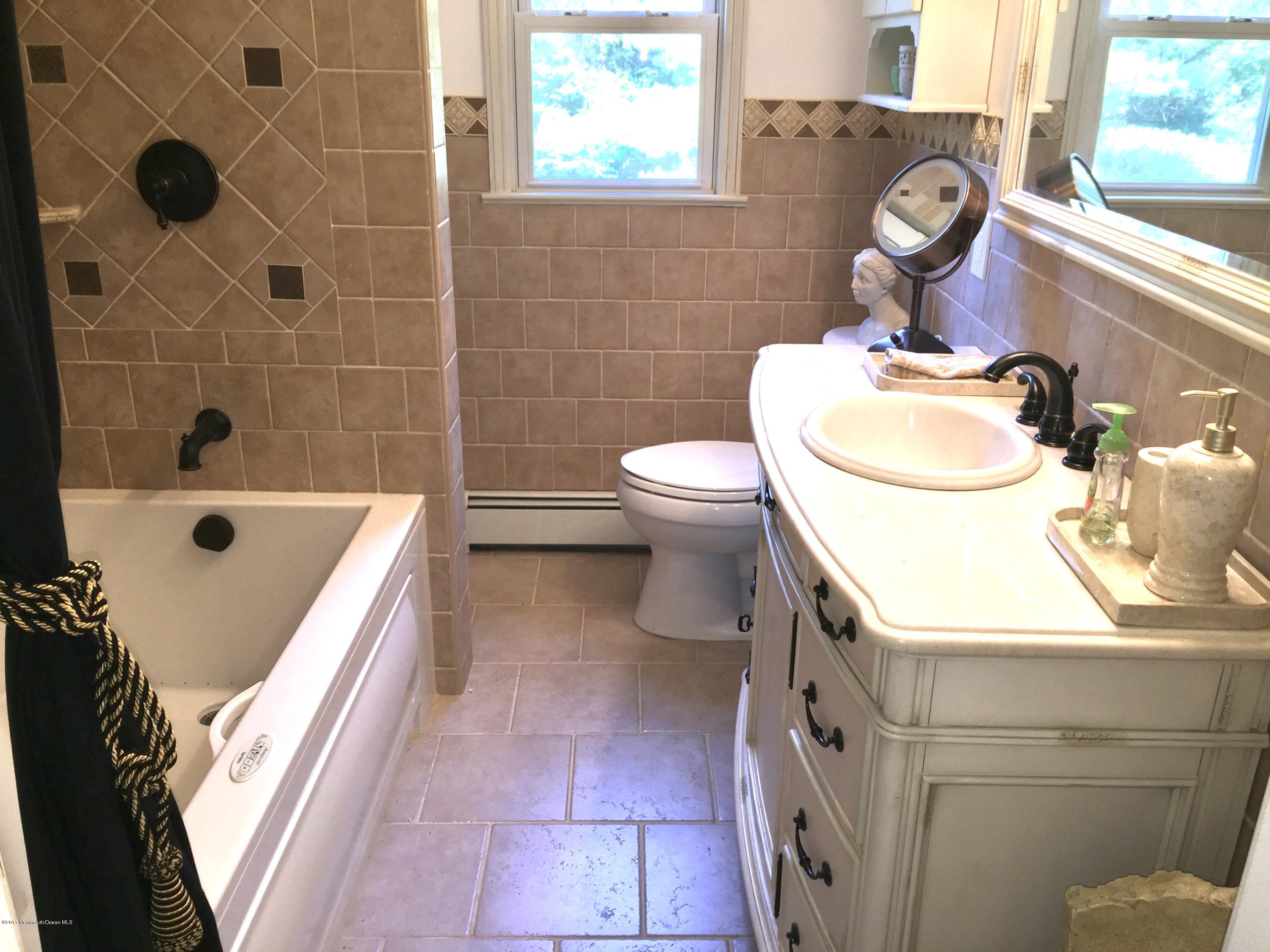 29 Bittner Road Perrineville, NJ 08535 - Photo 21 of 40 Full Bathroom