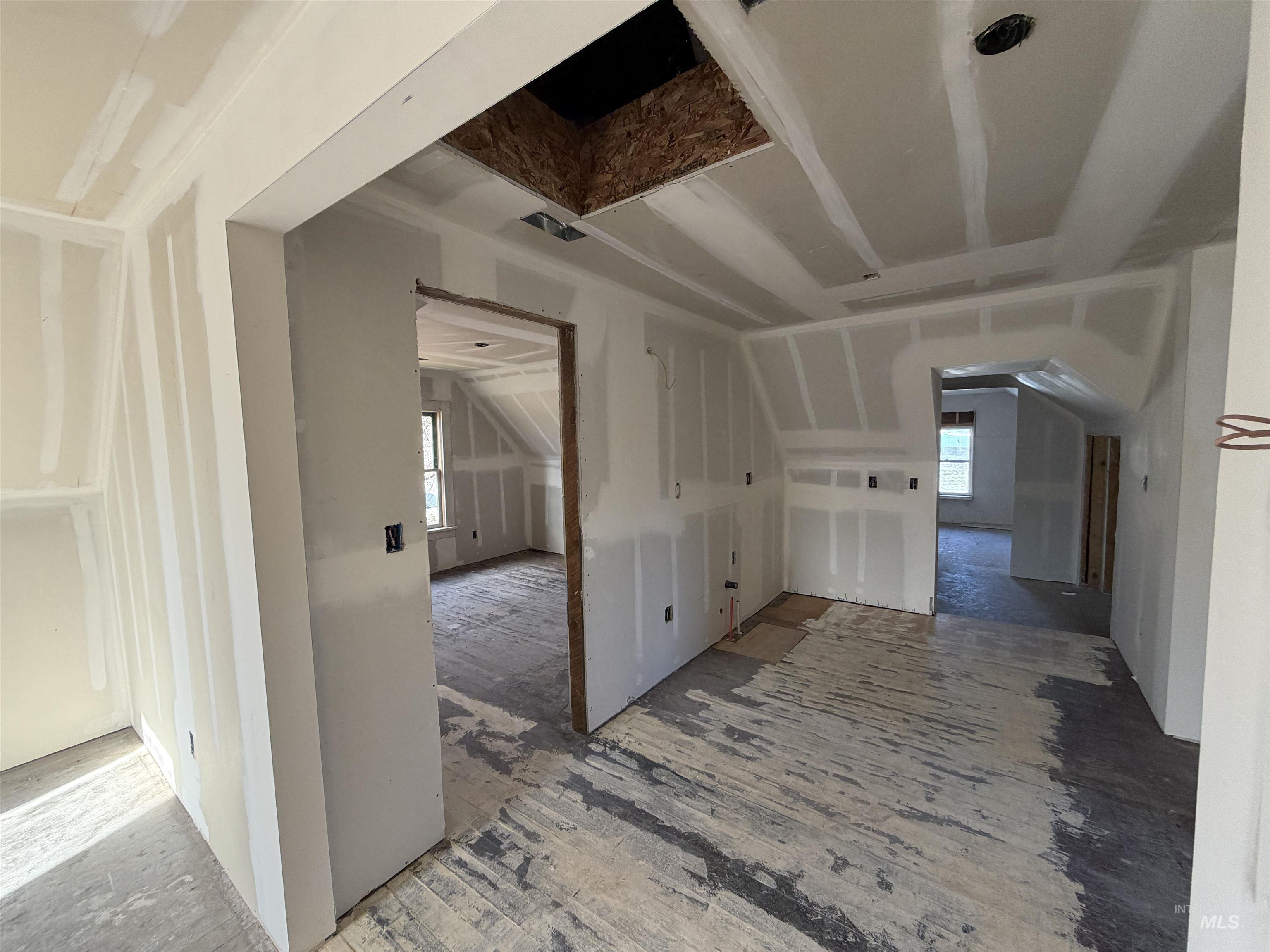 308 East Park Street Weiser, ID 83672 - Photo 33 of 50 Additional living space featuring vaulted ceiling, plenty of natural light, and arched walkways