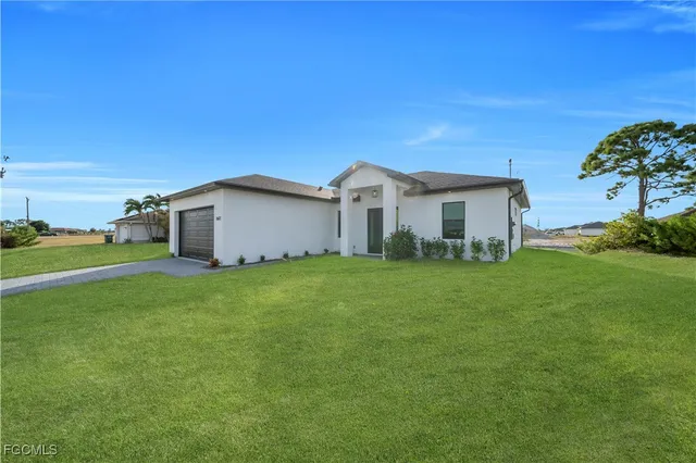 a view of a house with backyard and garden
