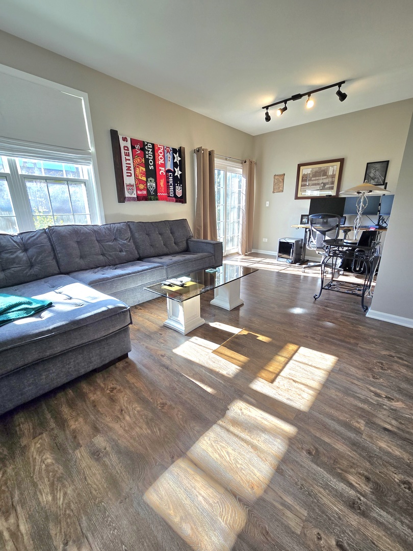 273 West 20th Street Lombard, IL 60148 - Photo 12 of 32 a living room with furniture and a couch