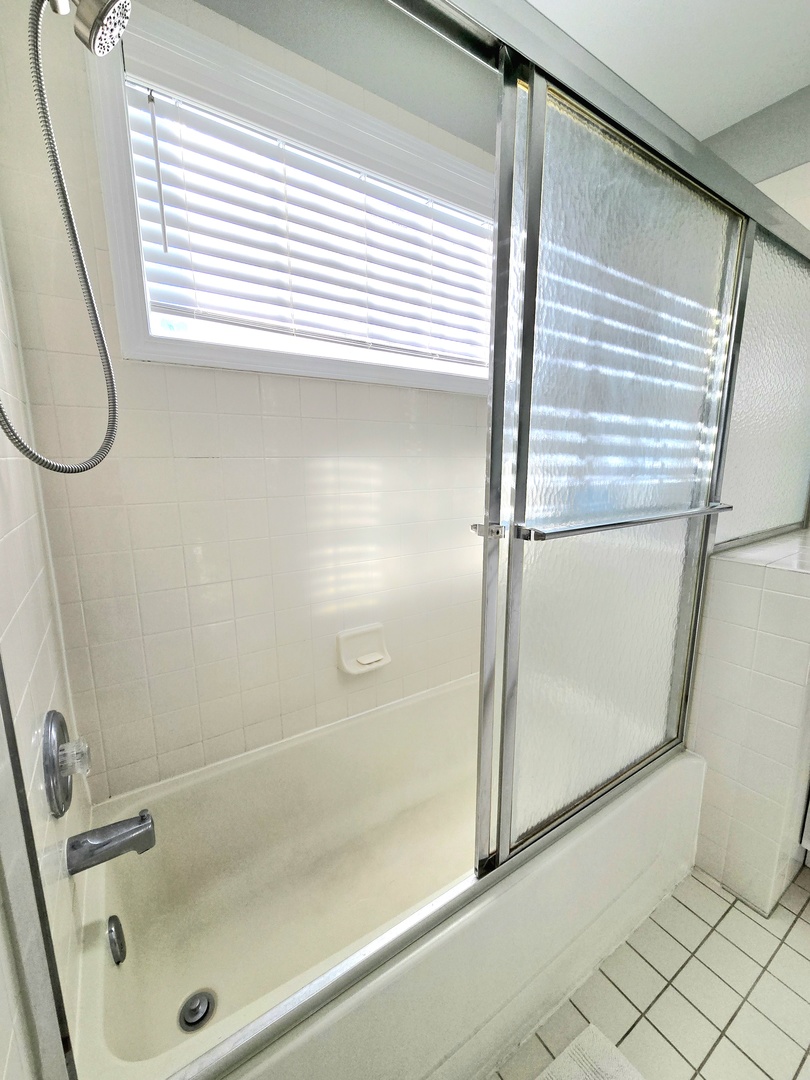 273 West 20th Street Lombard, IL 60148 - Photo 21 of 32 a bathroom with a bathtub