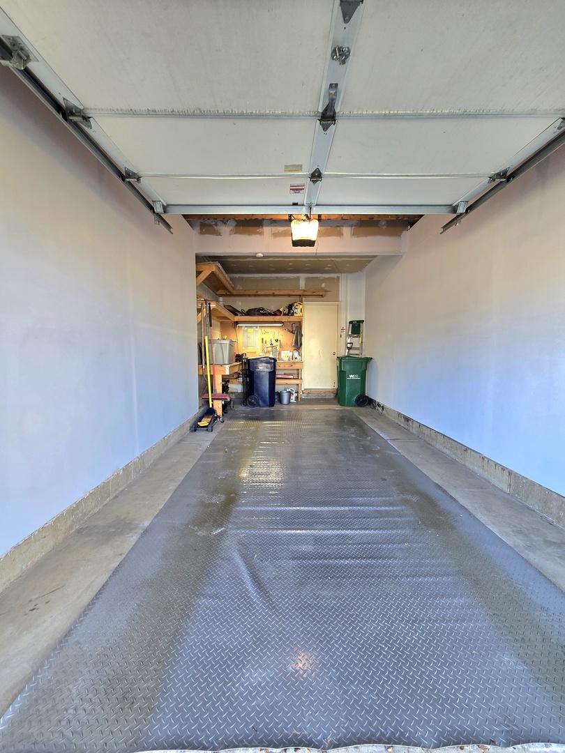 273 West 20th Street Lombard, IL 60148 - Photo 29 of 32 a view of a room with gym equipment and windows