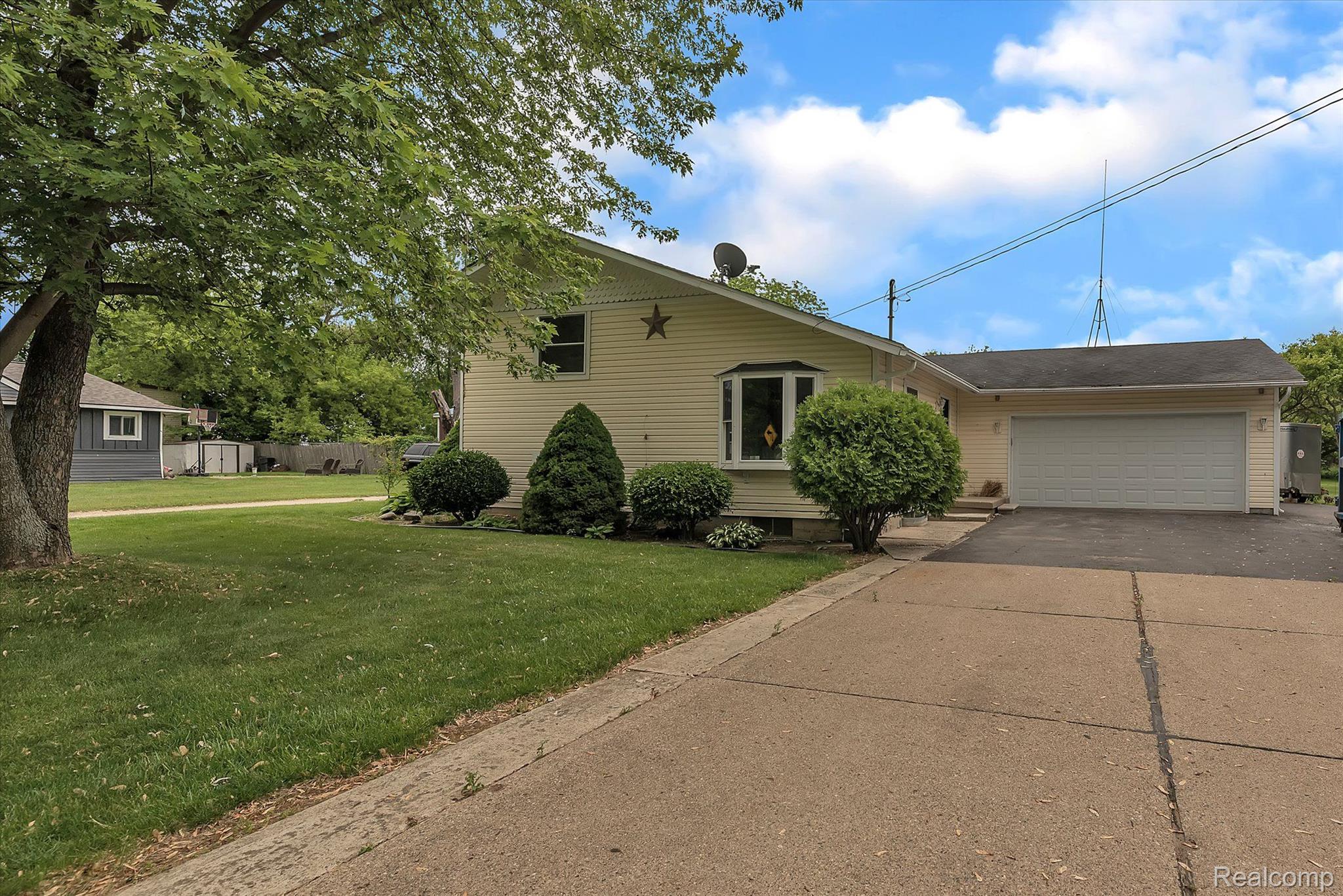 2485 Ruth Drive Fenton, MI 48430 - Photo 4 of 54 Gallery Image 4