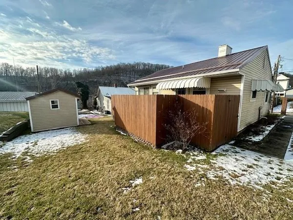 a view of a house with backyard