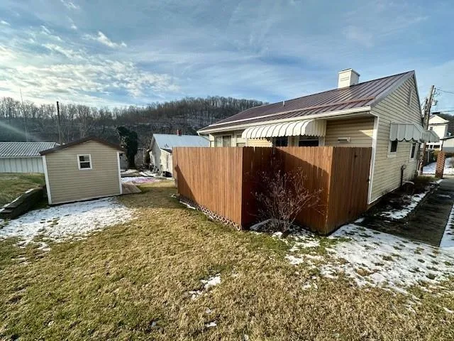 a view of a house with backyard