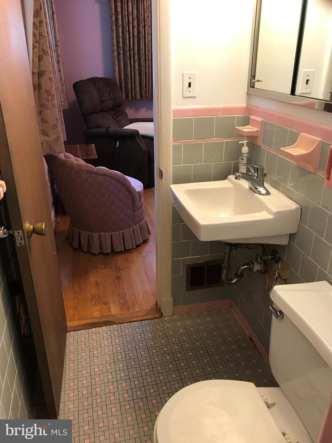 928 Ray Road Hyattsville, MD 20783 - Photo 17 of 27 Bath (Master)