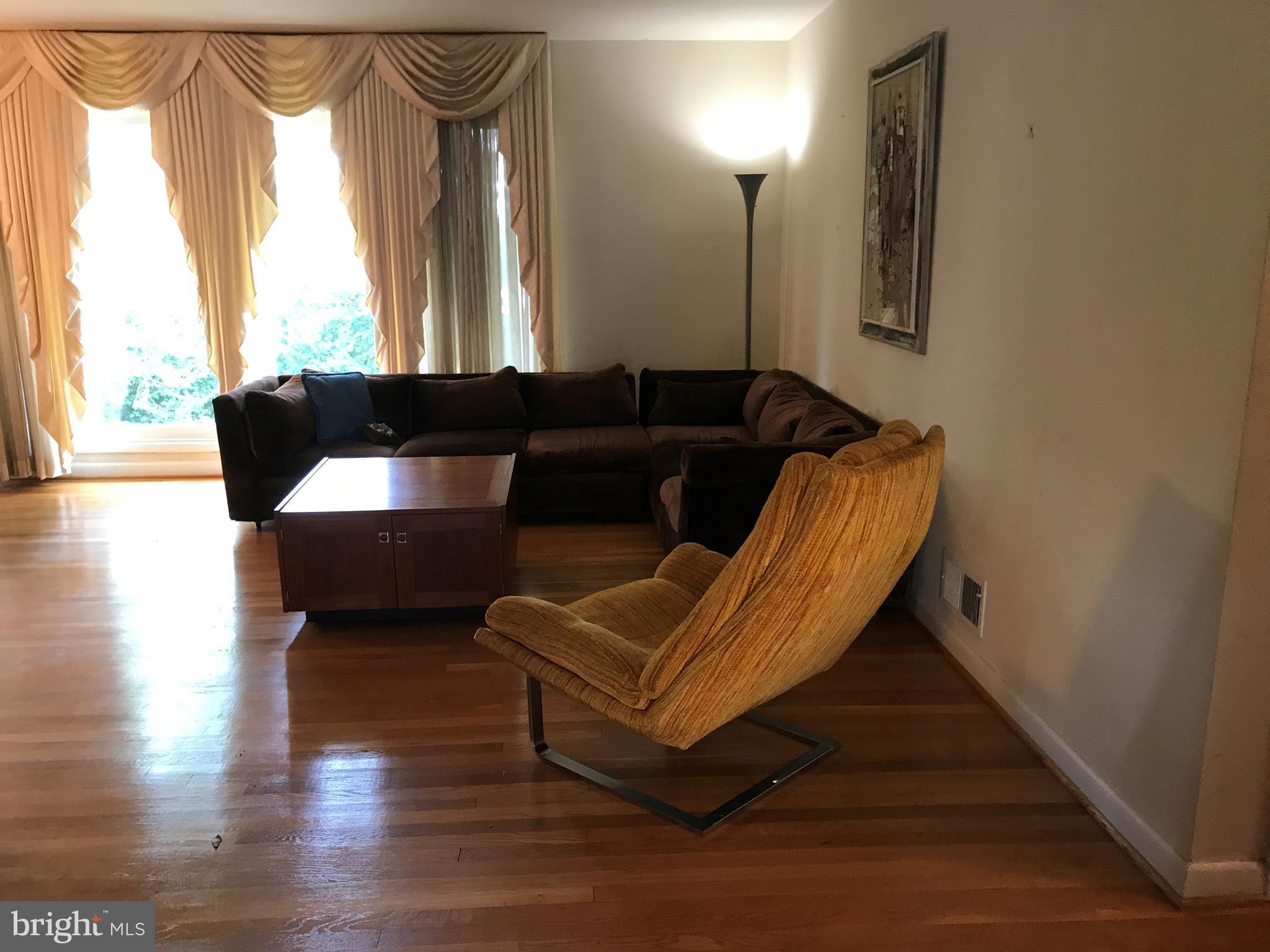 928 Ray Road Hyattsville, MD 20783 - Photo 3 of 27 Living Room