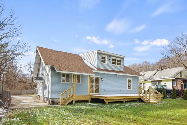 a view of house with yard