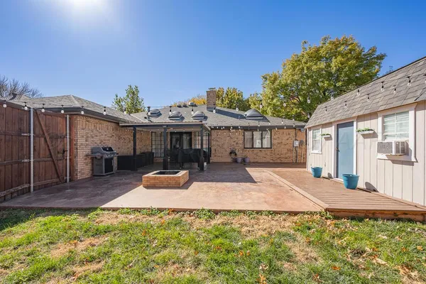 a view of a house with backyard and sitting area