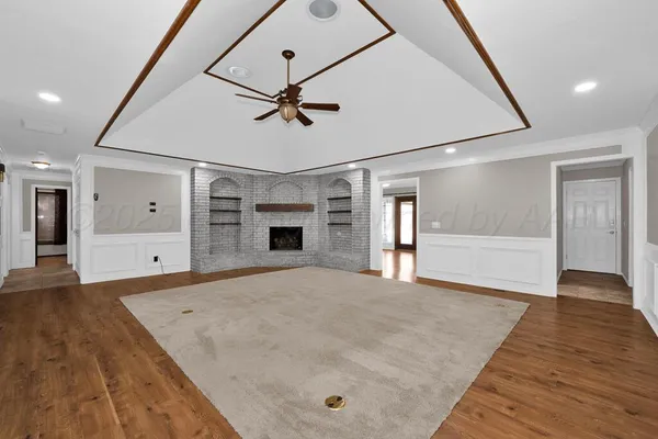 a view of a livingroom with a ceiling fan