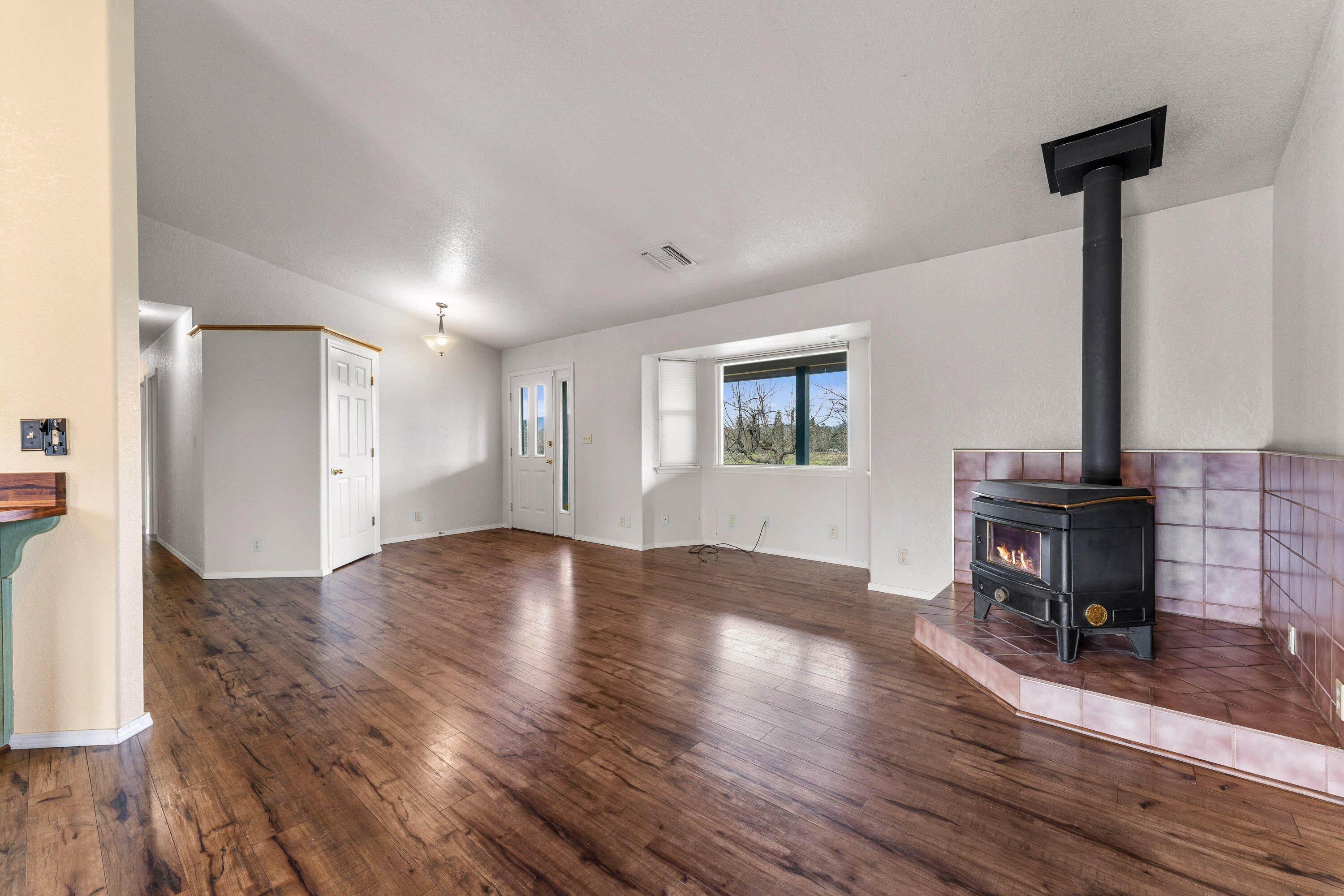 3655 Leonard Road Grants Pass, OR 97527 - Photo 31 of 52 Living Room