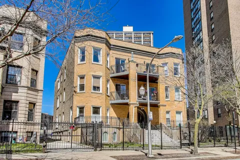 $475,000 | 834 West Belle Plaine Avenue, Unit 3W, Chicago, IL 60613