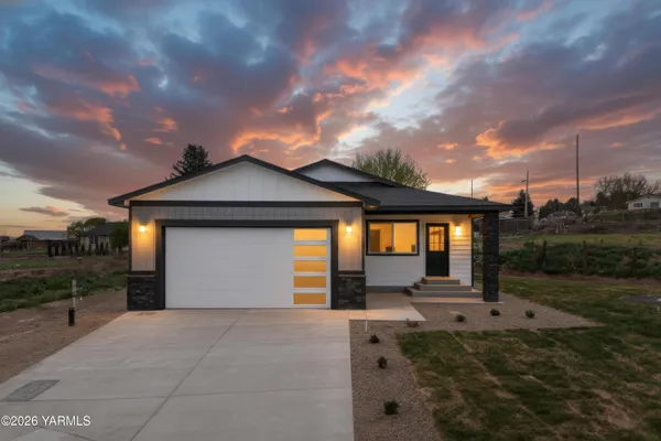 $389,000 | 412 Victoria Street, Sunnyside, WA 98944