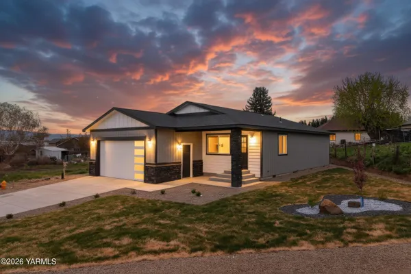 $389,000 | 412 Victoria Street, Sunnyside, WA 98944