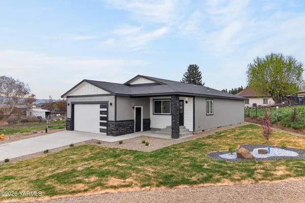 $389,000 | 412 Victoria Street, Sunnyside, WA 98944