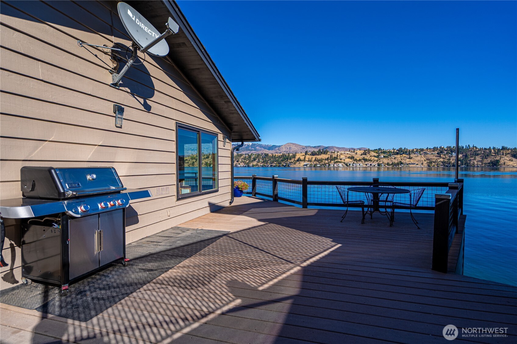 10370 South Lakeshore Road Chelan, WA 98816 - Photo 11 of 31 a view of a terrace with seating space