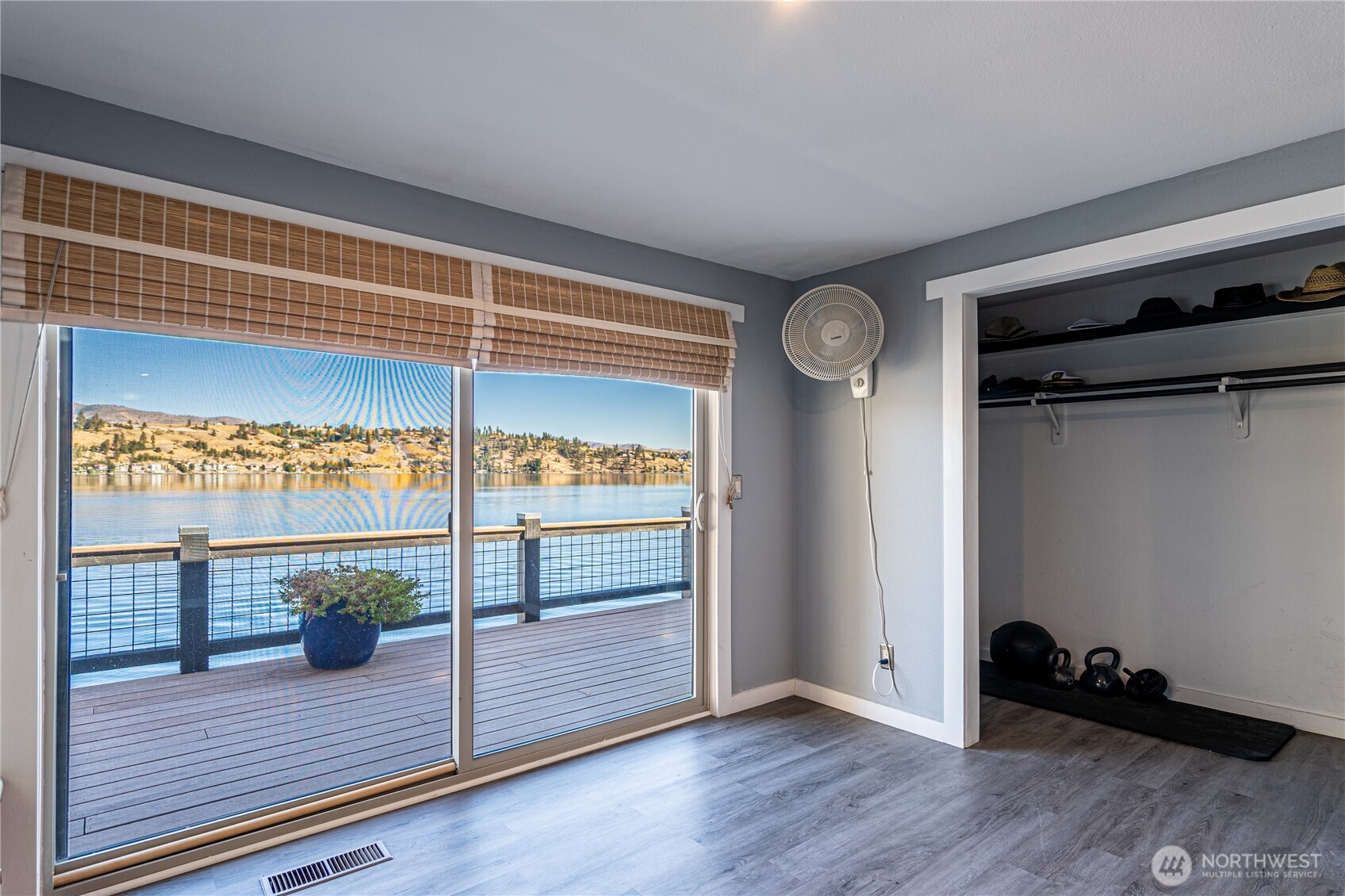 10370 South Lakeshore Road Chelan, WA 98816 - Photo 21 of 31 a view of a room with wooden floor and a window