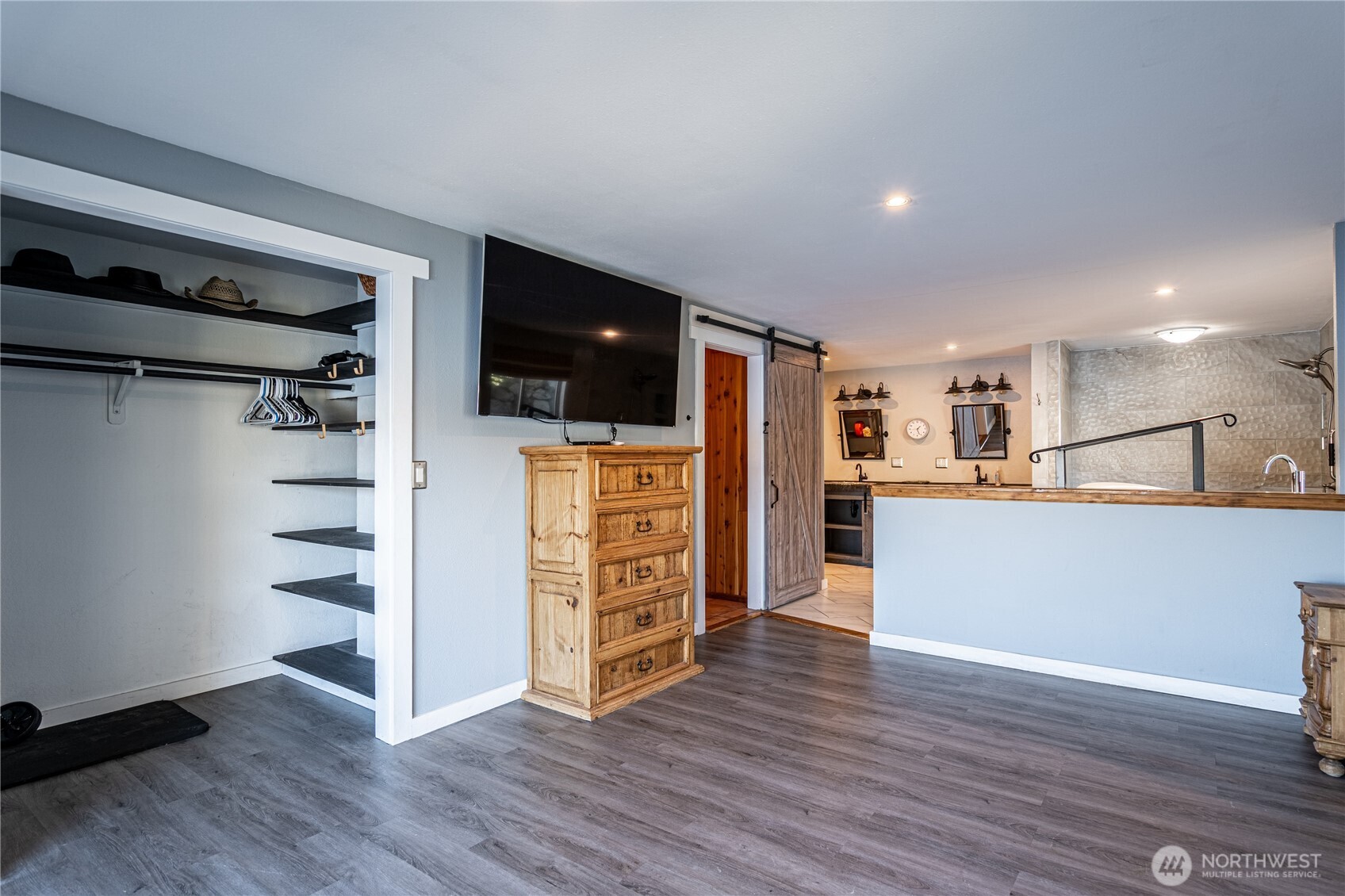 10370 South Lakeshore Road Chelan, WA 98816 - Photo 22 of 31 a view of a living room with wooden floor and a flat screen tv
