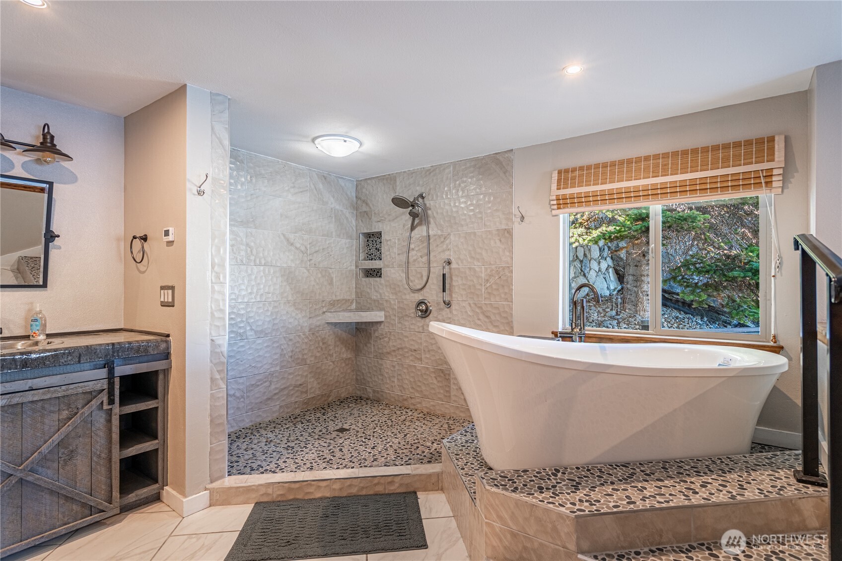 10370 South Lakeshore Road Chelan, WA 98816 - Photo 23 of 31 a spacious bathroom with a bathtub and shower