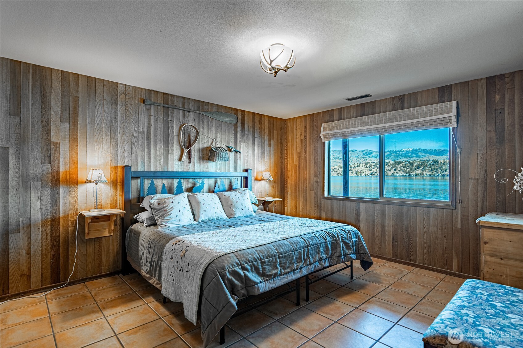 10370 South Lakeshore Road Chelan, WA 98816 - Photo 25 of 31 a bedroom with a bed and a lamp