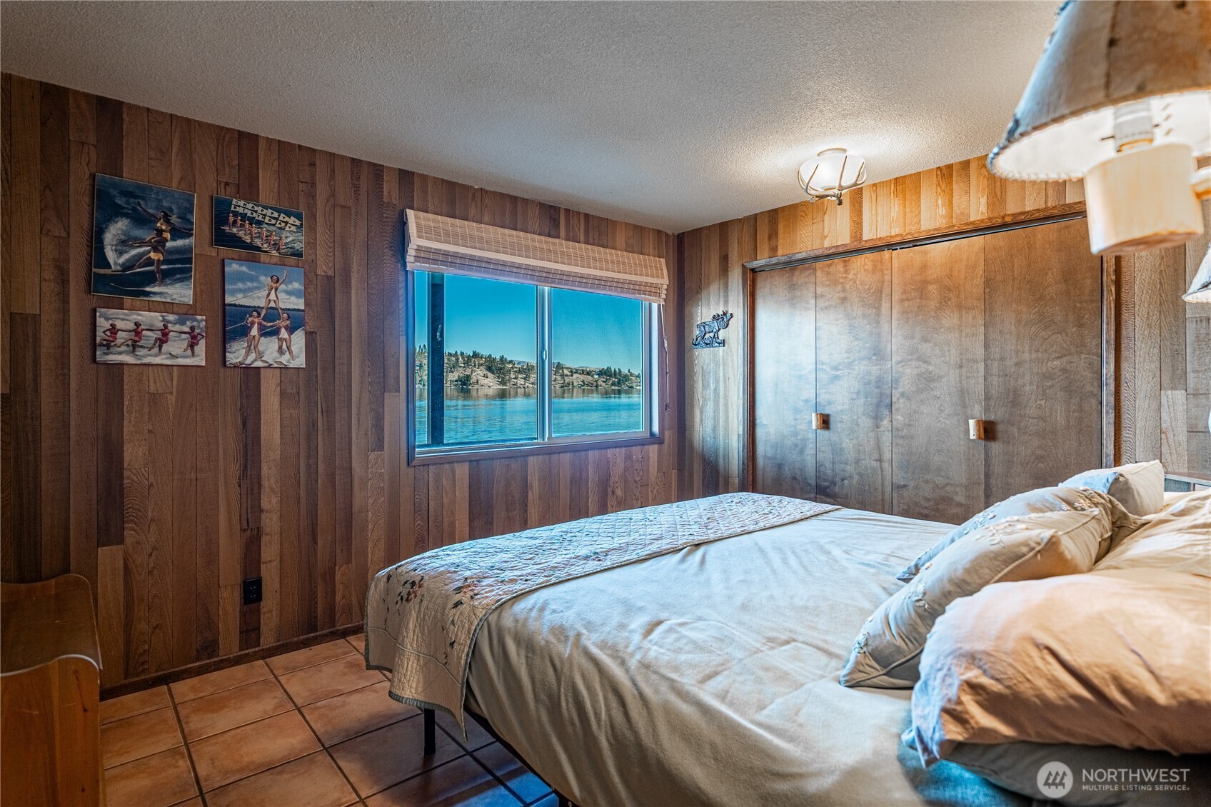 10370 South Lakeshore Road Chelan, WA 98816 - Photo 26 of 31 a bedroom with a bed and a window