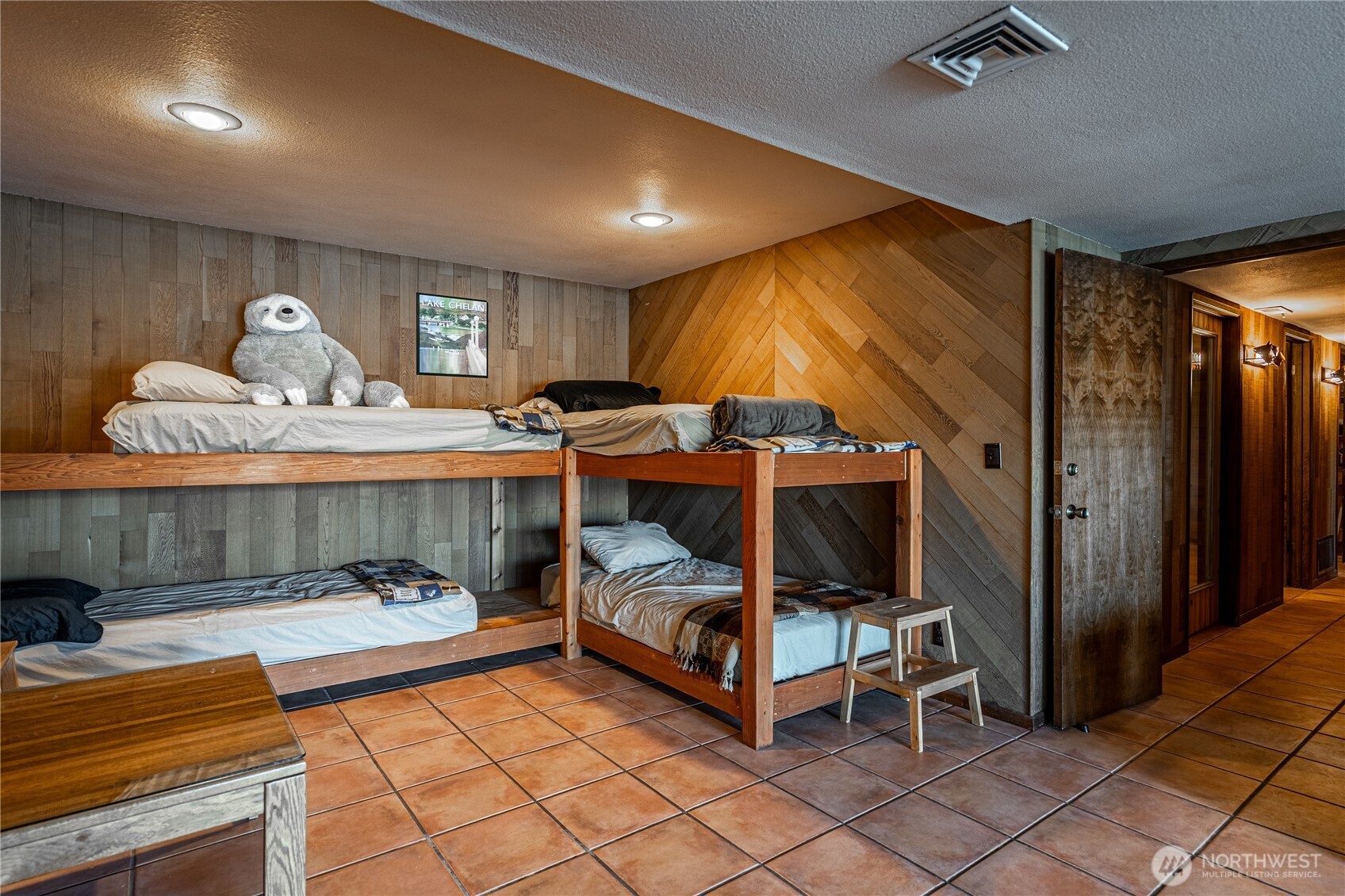 10370 South Lakeshore Road Chelan, WA 98816 - Photo 27 of 31 a bedroom with furniture and a large window