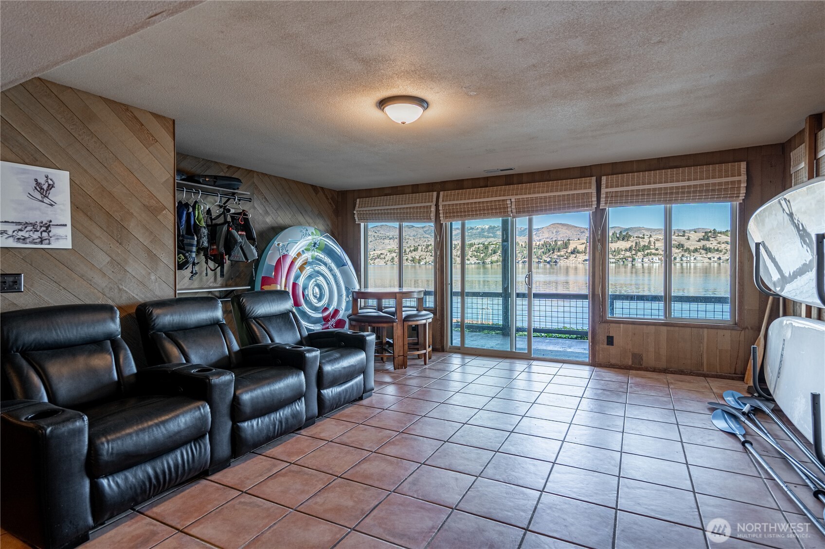 10370 South Lakeshore Road Chelan, WA 98816 - Photo 31 of 31 a living room with furniture and a floor to ceiling window