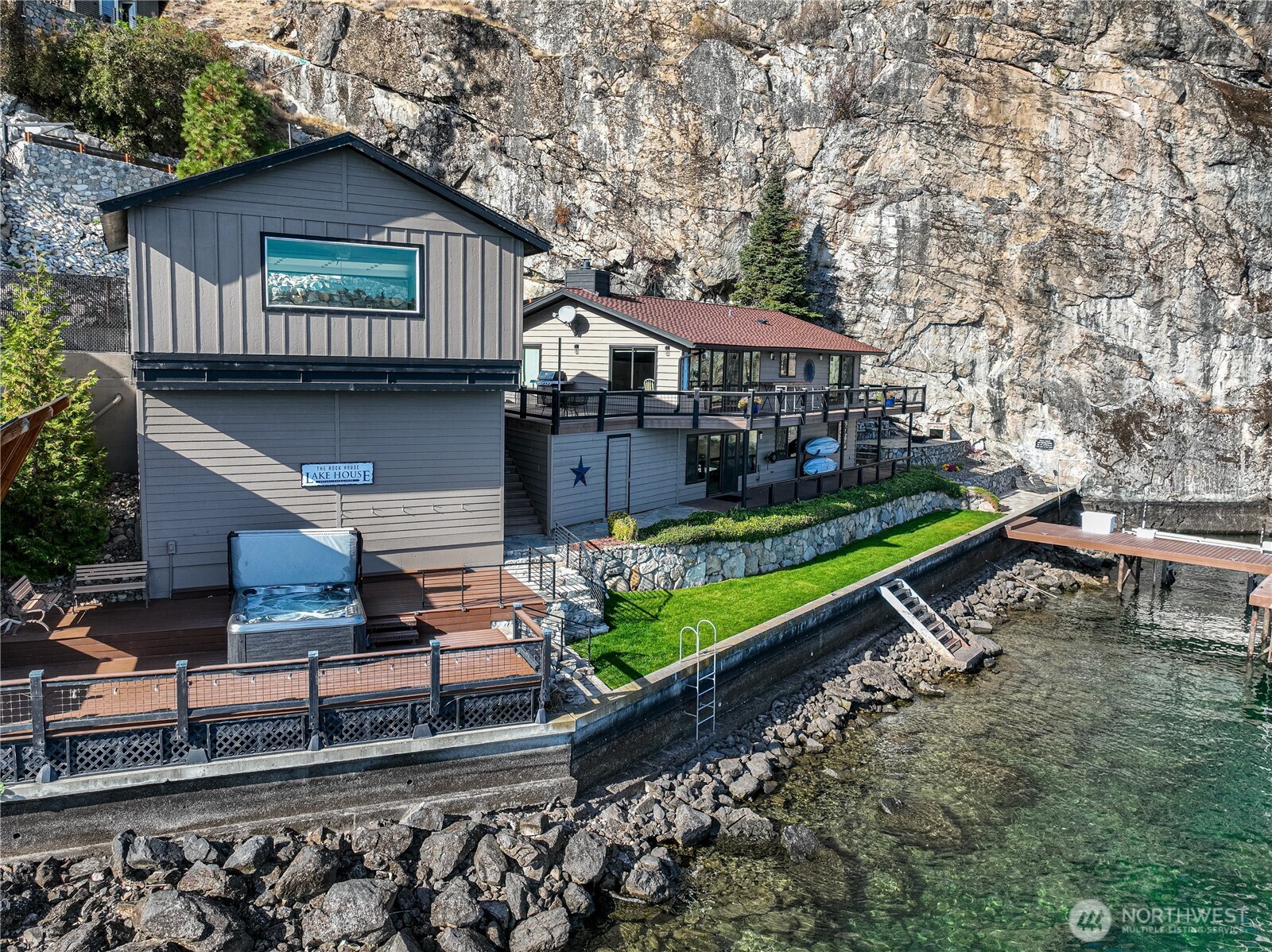 10370 South Lakeshore Road Chelan, WA 98816 - Photo 5 of 31 a front view of a house with garden