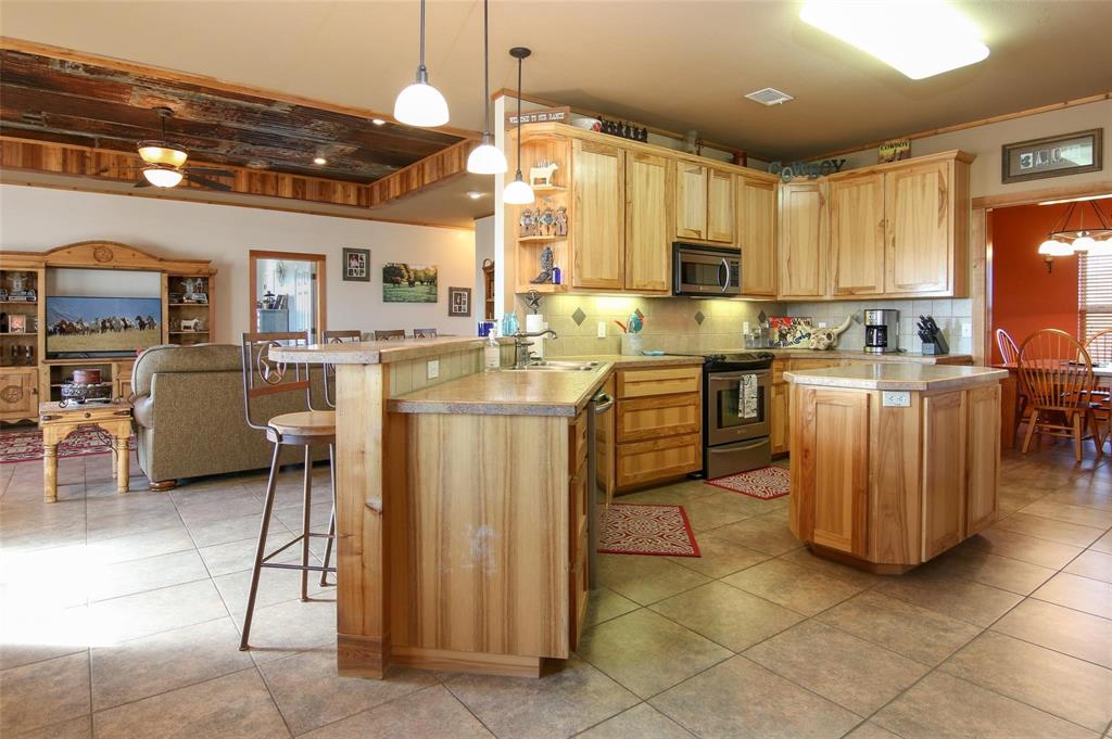 7158 Luella Road Sherman, TX 75090 - Photo 4 of 40 a kitchen with lots of counter top space