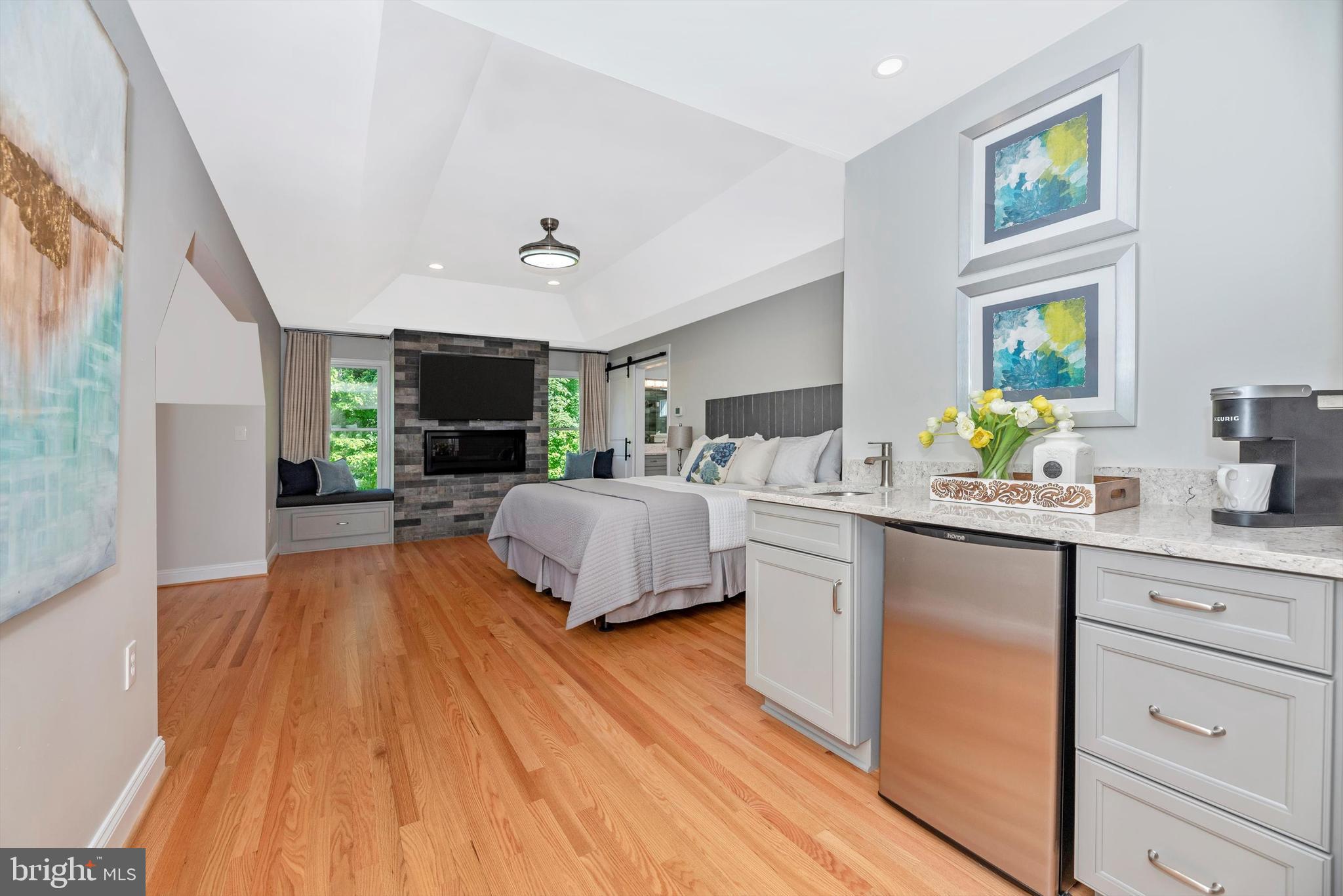 8300 Edgewood Church Road Frederick, MD 21702 - Photo 37 of 108 Gleaming floors/breakfast bar