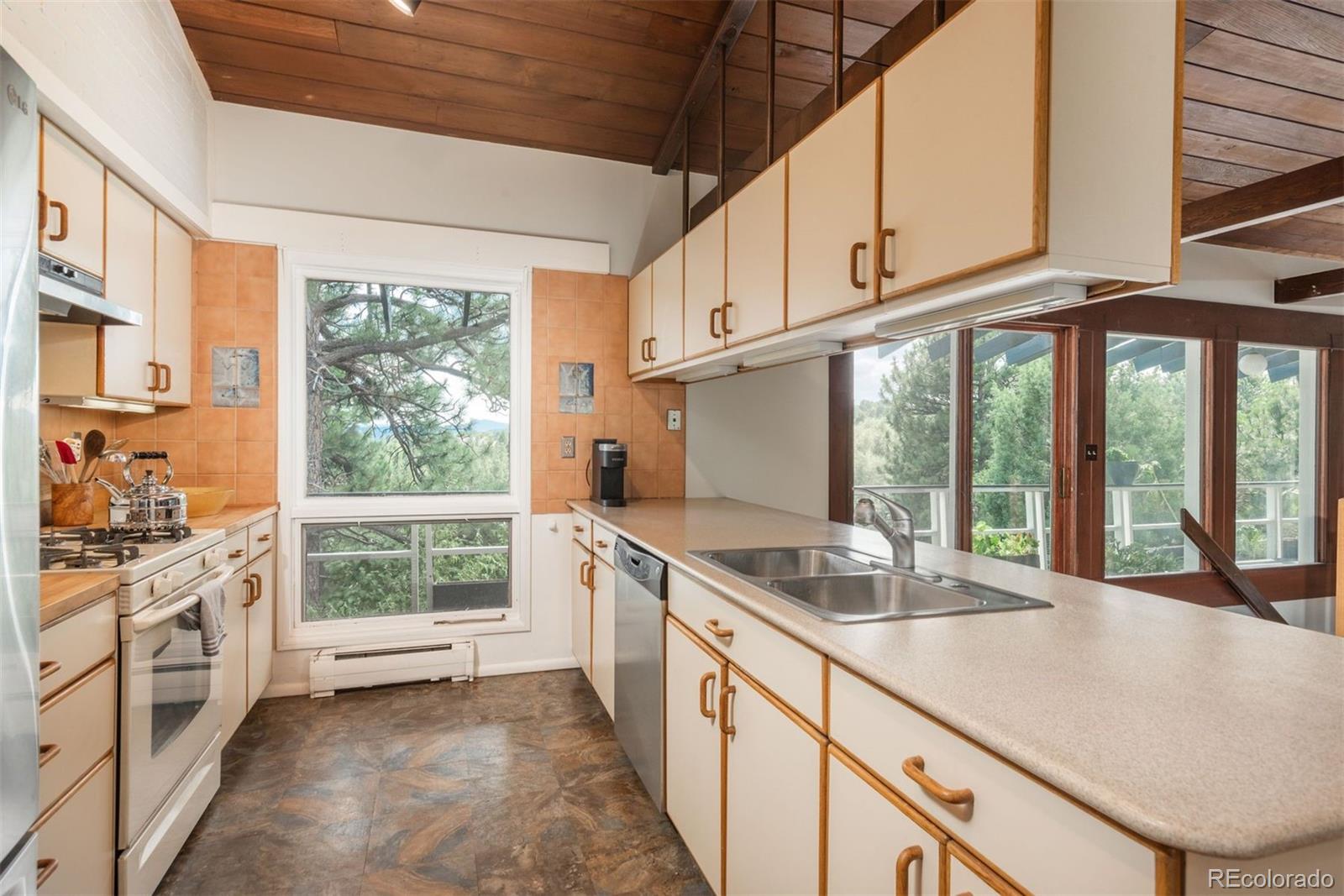 22073 Crestmoor Road Golden, CO 80401 - Photo 14 of 34