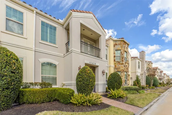 a view of a back yard of the house