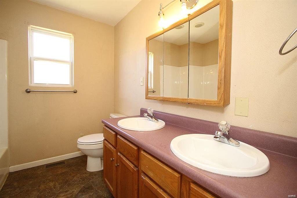 203 East Pocahontas Road Highland, IL 62249 - Photo 15 of 36