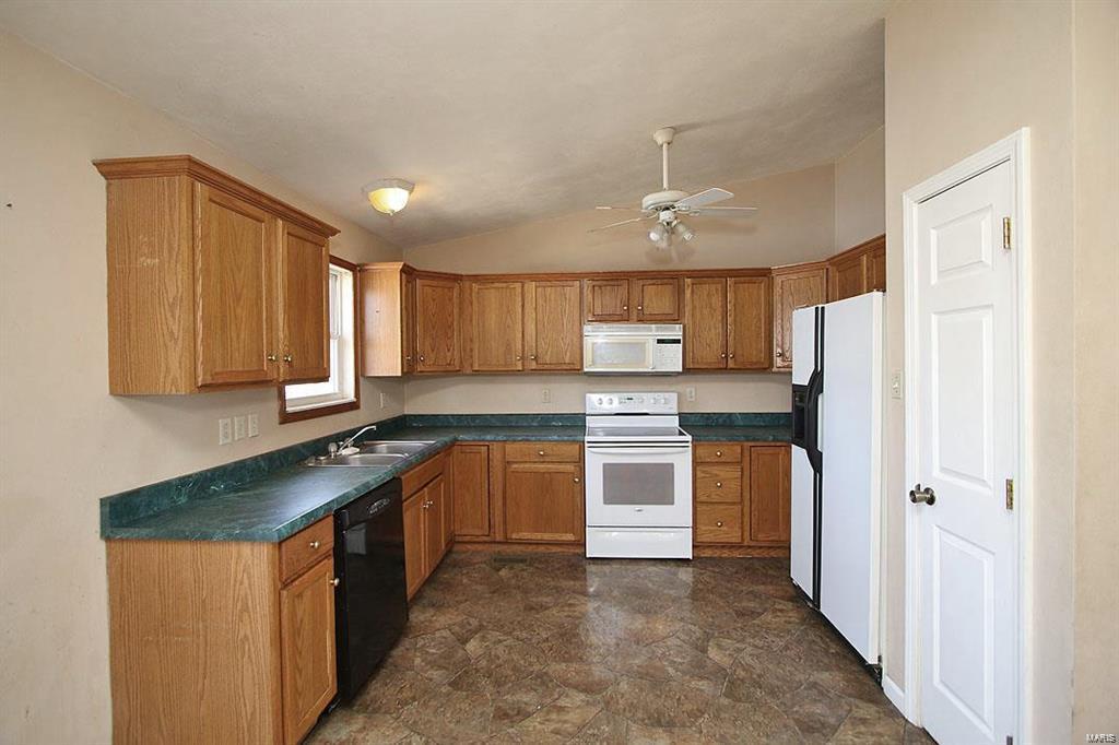 203 East Pocahontas Road Highland, IL 62249 - Photo 6 of 36
