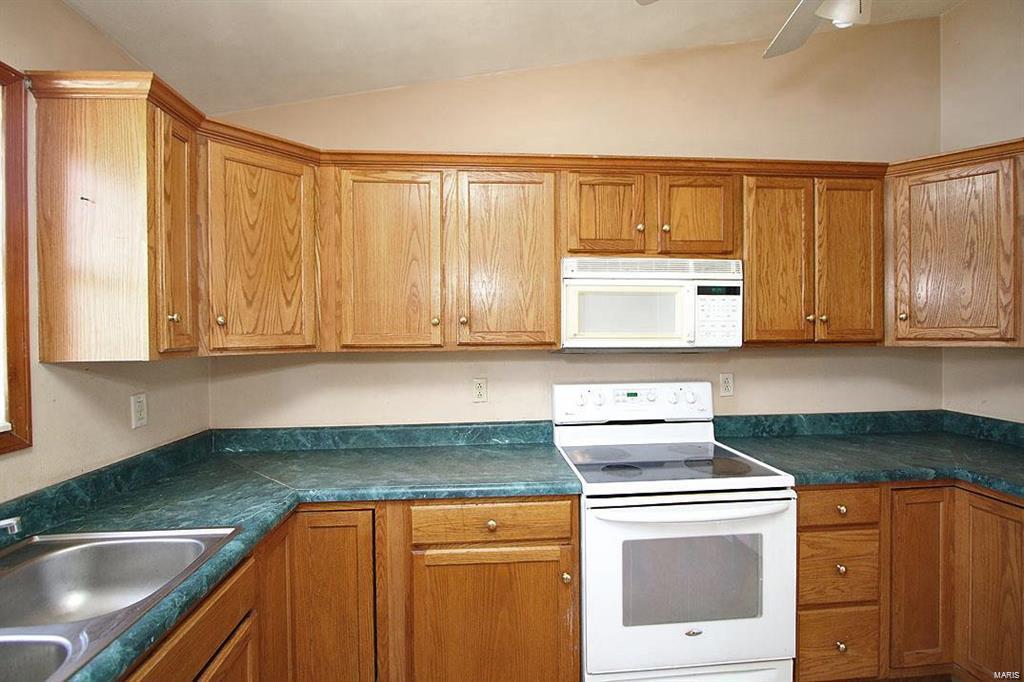 203 East Pocahontas Road Highland, IL 62249 - Photo 8 of 36