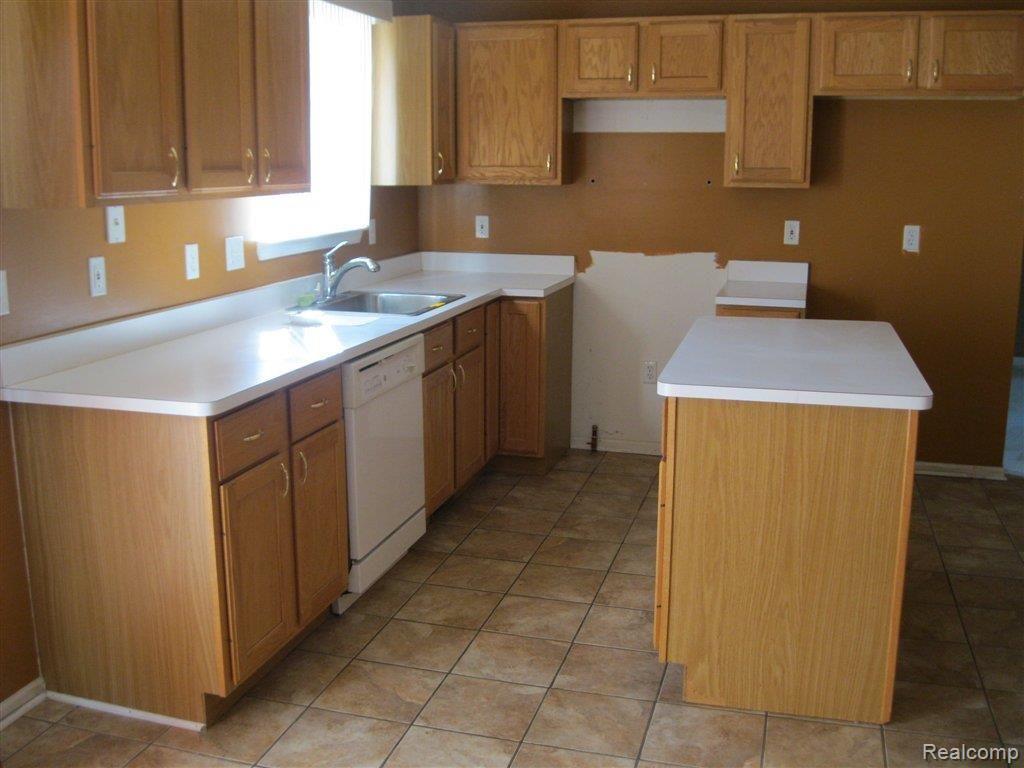 42709 Proctor Road Canton, MI 48188 - Photo 4 of 18 KITCHEN.JPG