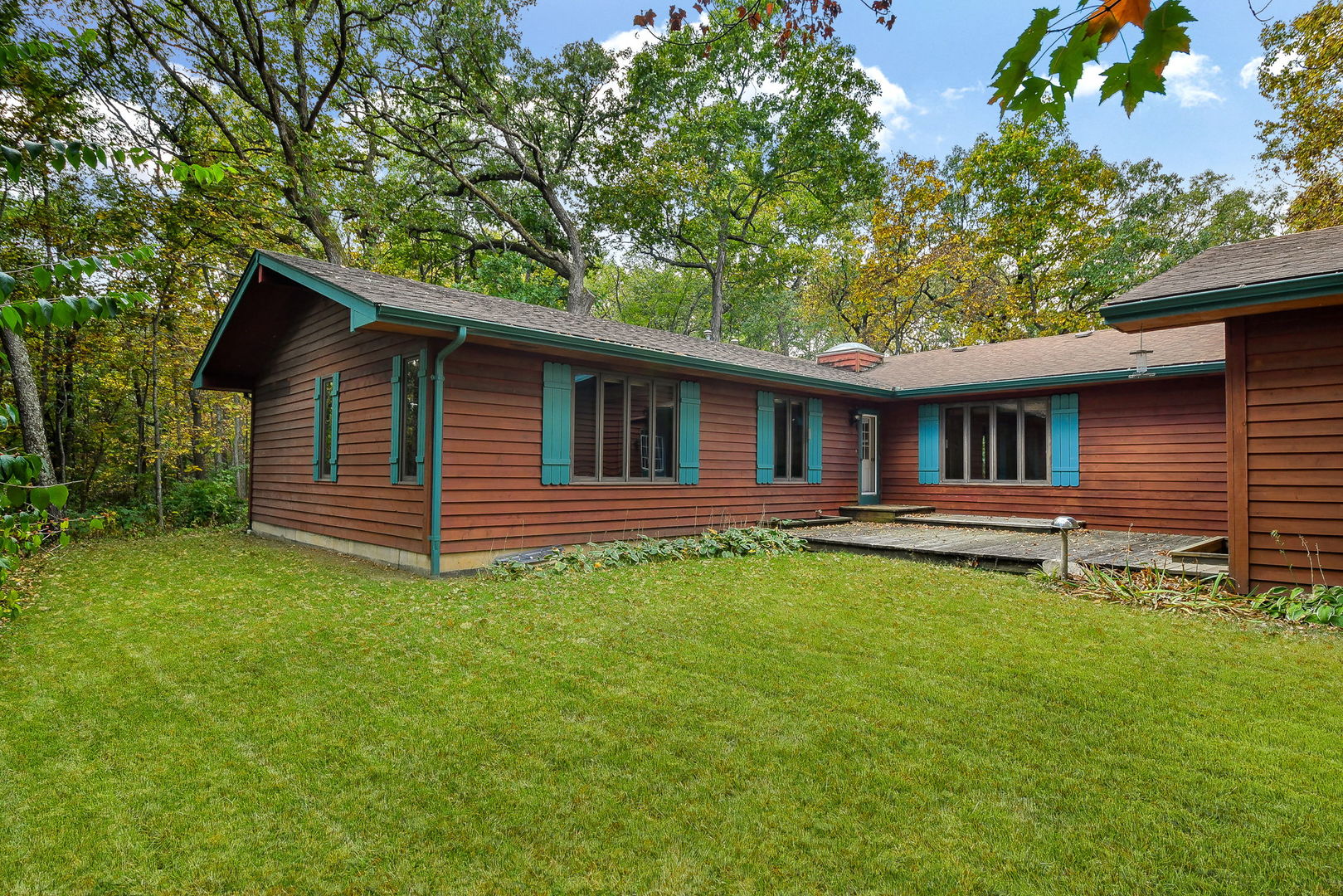 6N347 Old Homestead Road St. Charles, IL 60175 - Photo 22 of 25 a backyard of a house with table and chairs