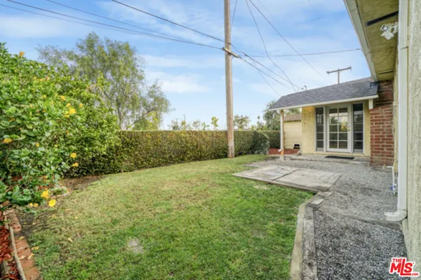 a view of a house with backyard and porch