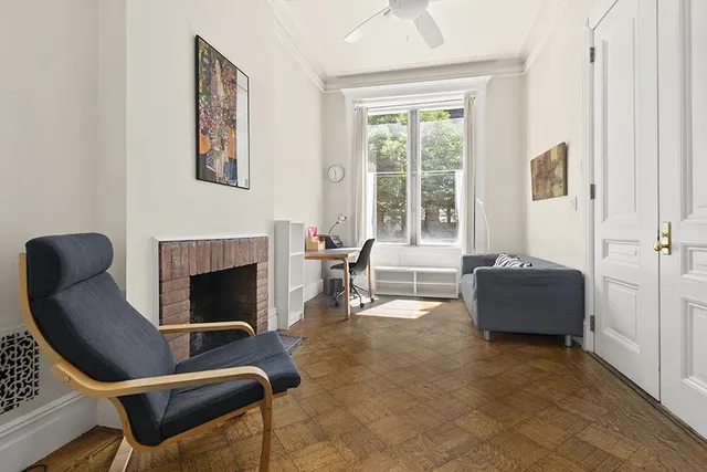 a black and white photo of a picture