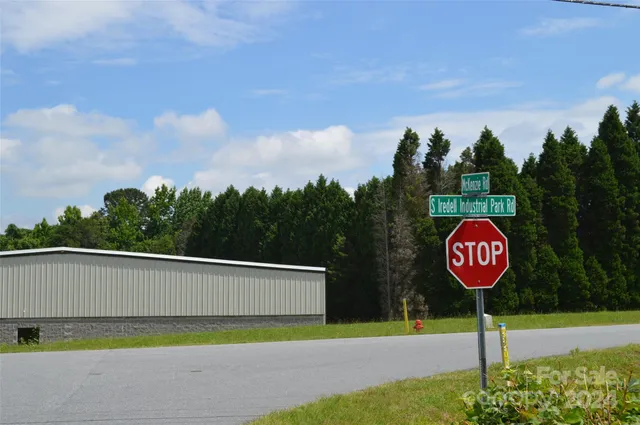 a view of a back yard of the house