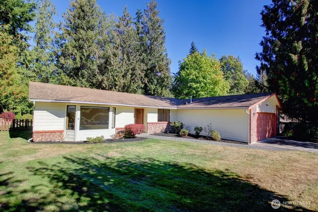 a view of a yard in front of house