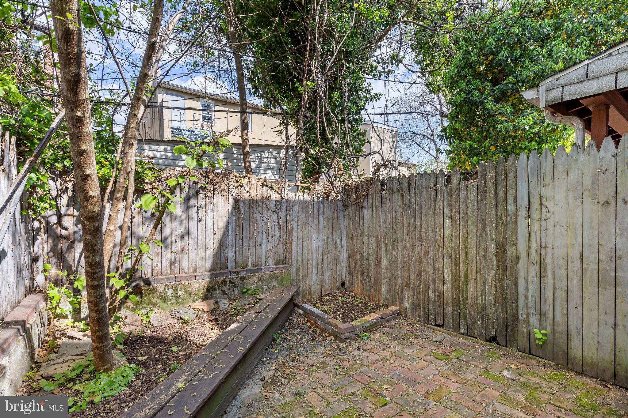 119 South Poppleton Street Baltimore, MD 21201 - Photo 26 of 27 a backyard of a house with a table and chairs